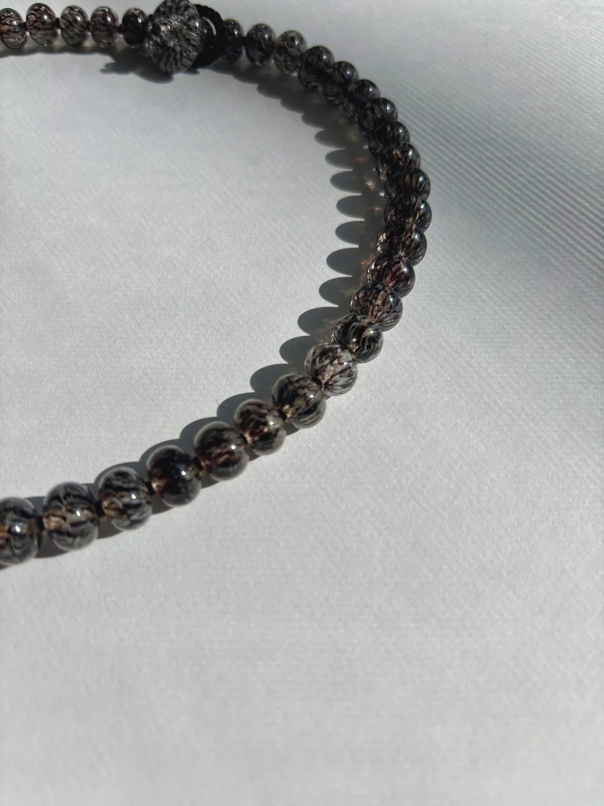 LULI LAMPWORKのとんぼ玉ネックレスのモノトーンカラー