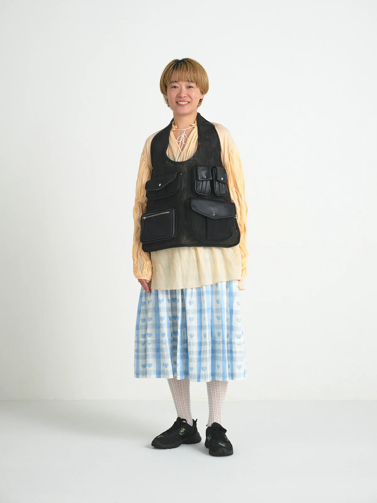 シモーン・ロシャUTILITY MULTI POCKET VEST BAG着用写真
