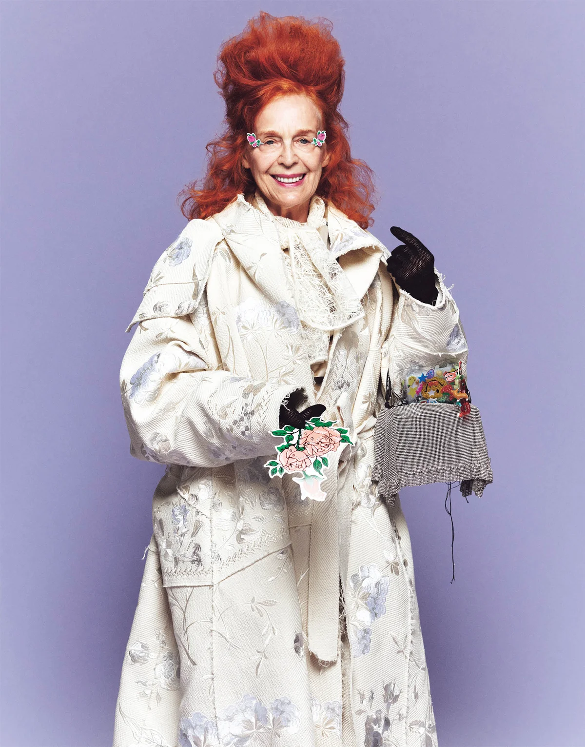 コート￥1,127,500／メゾン・ディセット（アーデム）　中に着たトレンチコート￥266,200（ハルノブムラタ）・メッシュグローブ￥26,400（フェティコ）／THE WALL SHOWROOM