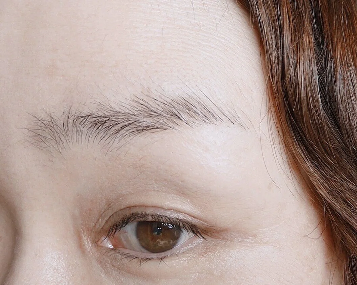 眉マスカラを塗る前のすっぴん眉のBefore写真