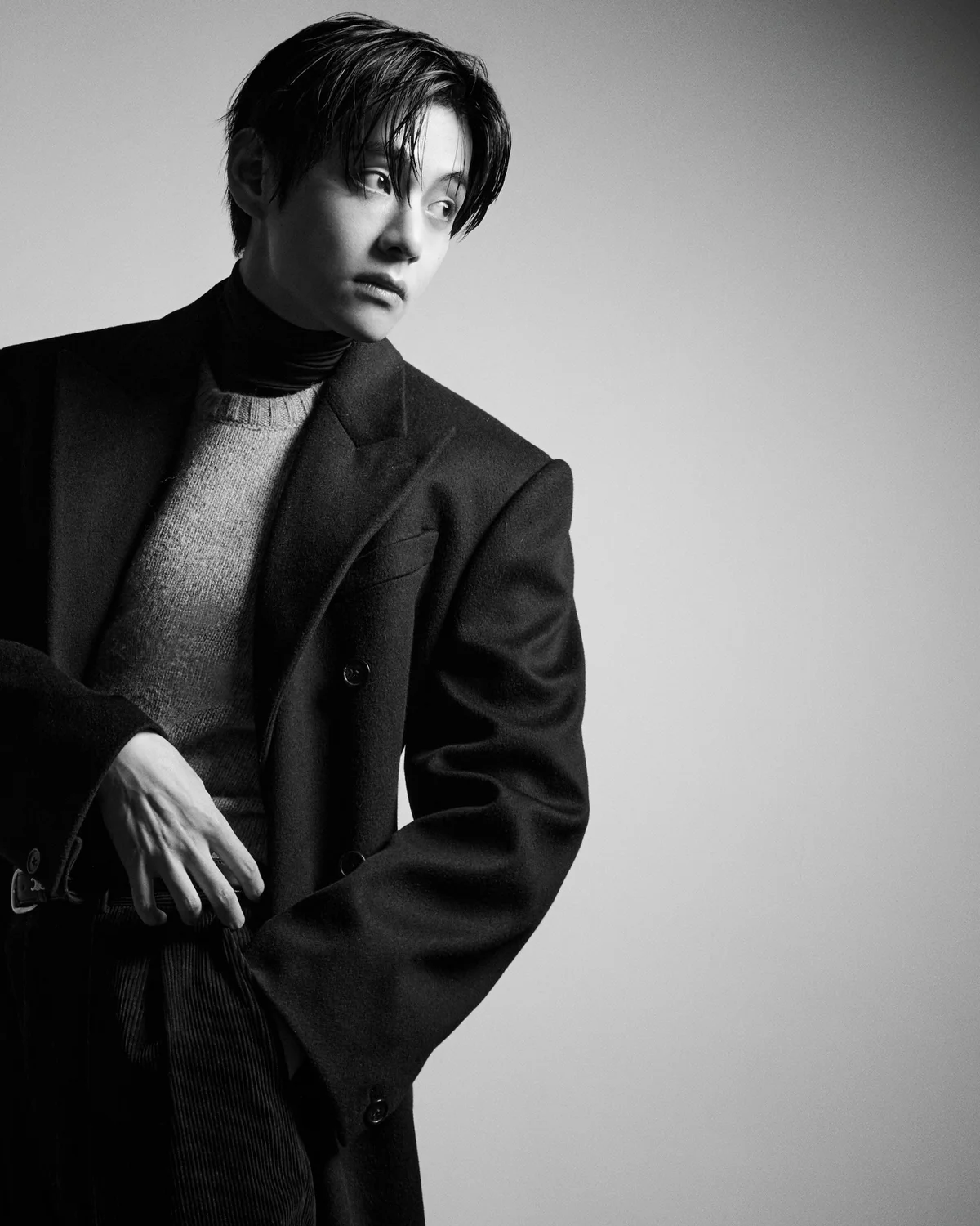 CELINE 26-27年秋冬コレクションのプレシューティングに参加したBTSのV