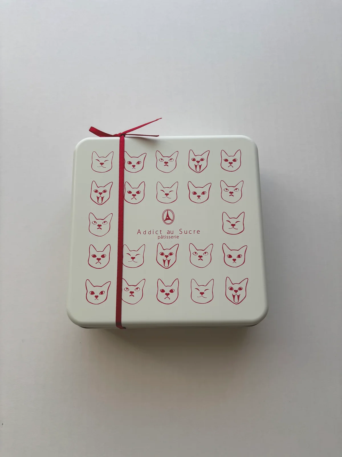 アディクト オ シュクルの猫のクッキー缶。 5種のクッキーが入ったボワット レ シャ