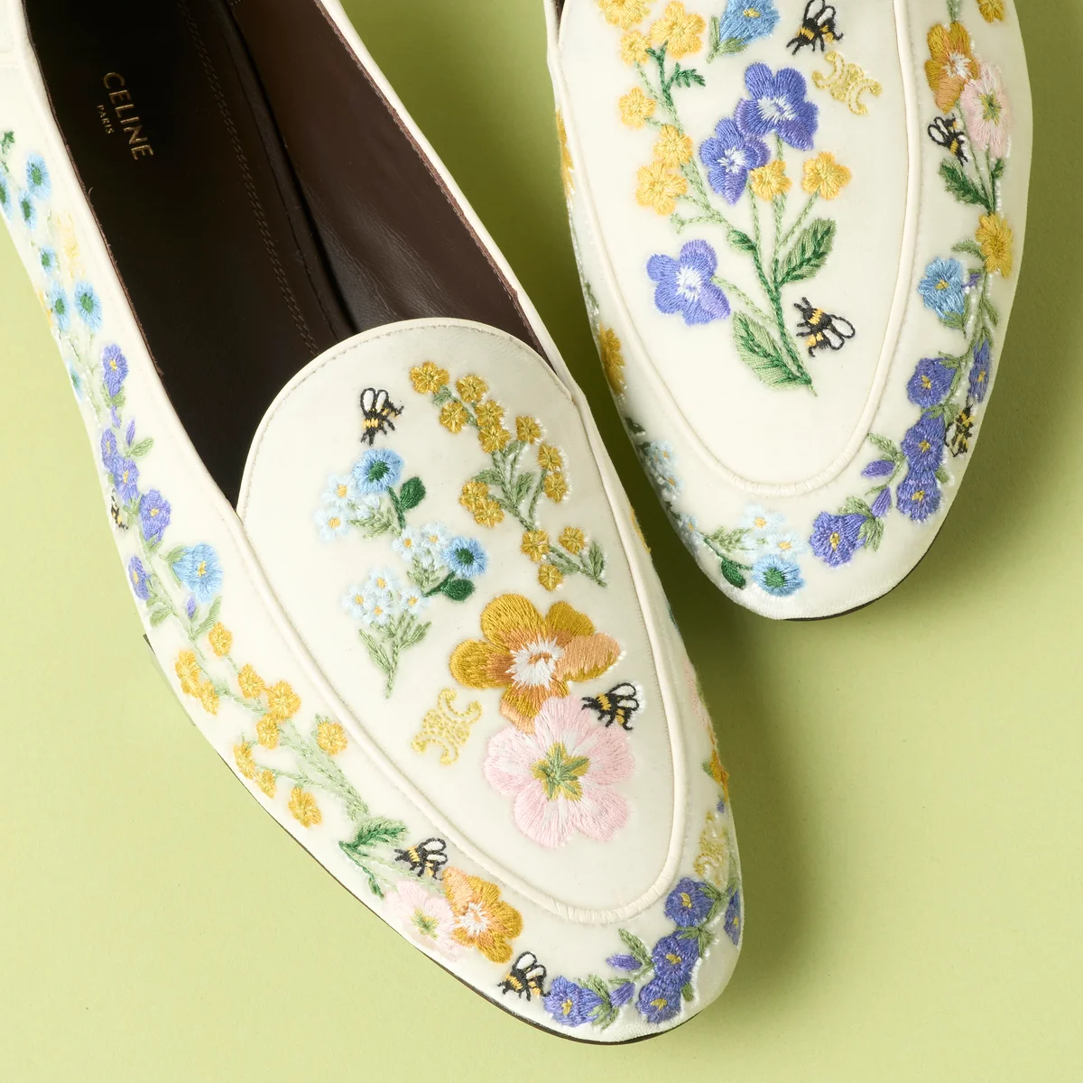 セリーヌの2026年春夏新作ローファー、「オーラ ローファー / フラワー刺しゅう入り ベルベット」