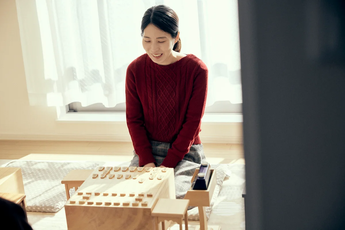 将棋盤を見つめる福間香奈女流棋士