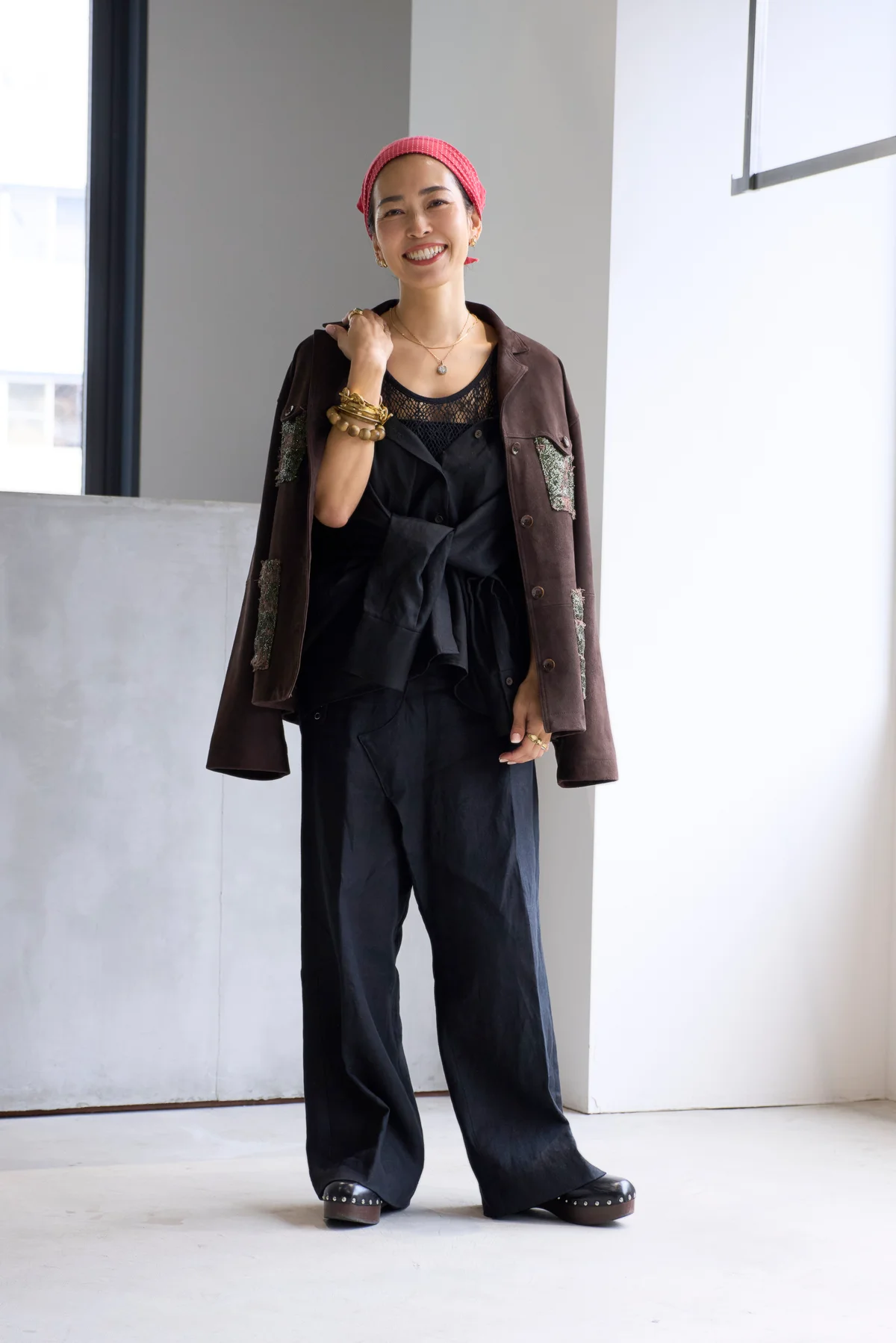 「ミュラー オブ ヨシオクボ」ジャケットの下には、レースのトップス、2WAY仕様のシャツを重ねレイヤードスタイルを楽しんで