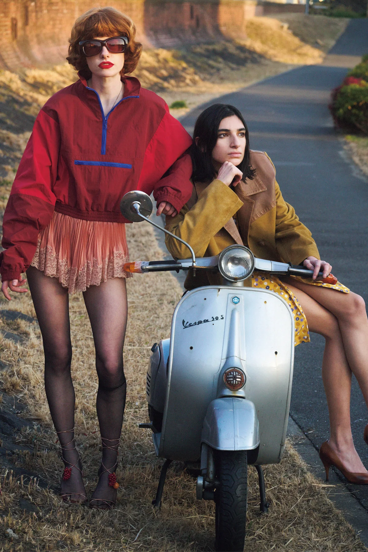 ミュウミュウのアウター、ドレス、パンプスを着用したモデル　サンローラン バイ アンソニー・ヴァカレロのジャケット、ショーツ、サングラス、ペンダント、サンダルを着用したモデル