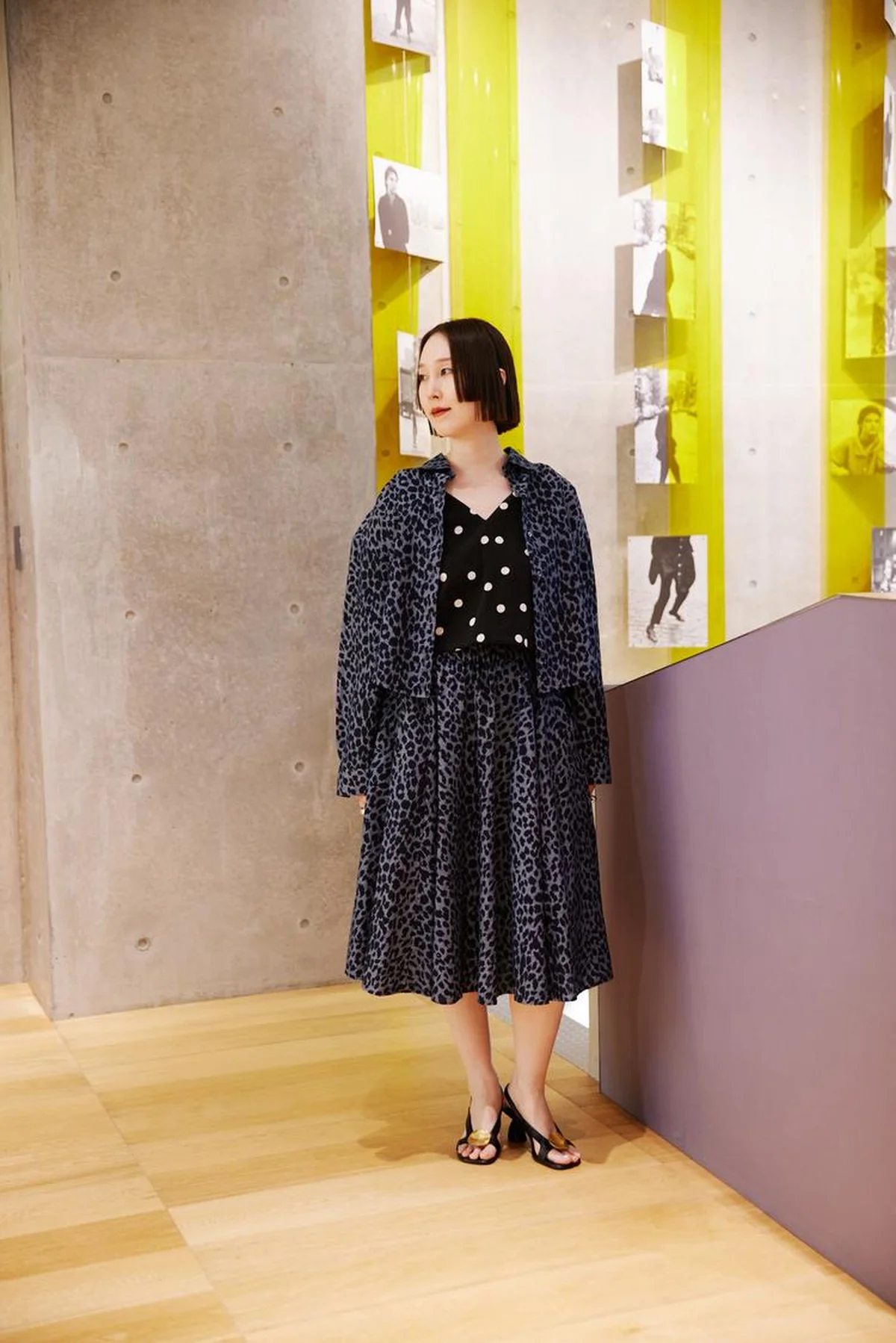 アスペジのブラウスとスカートを着用したスタイリスト山﨑静香さんのスナップ