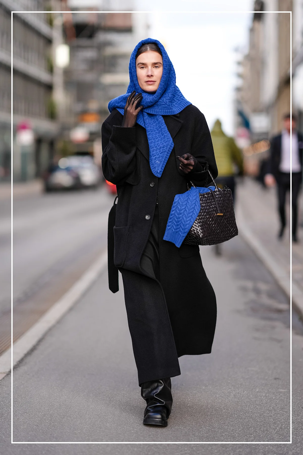 イエローのコートを着用したスナップ