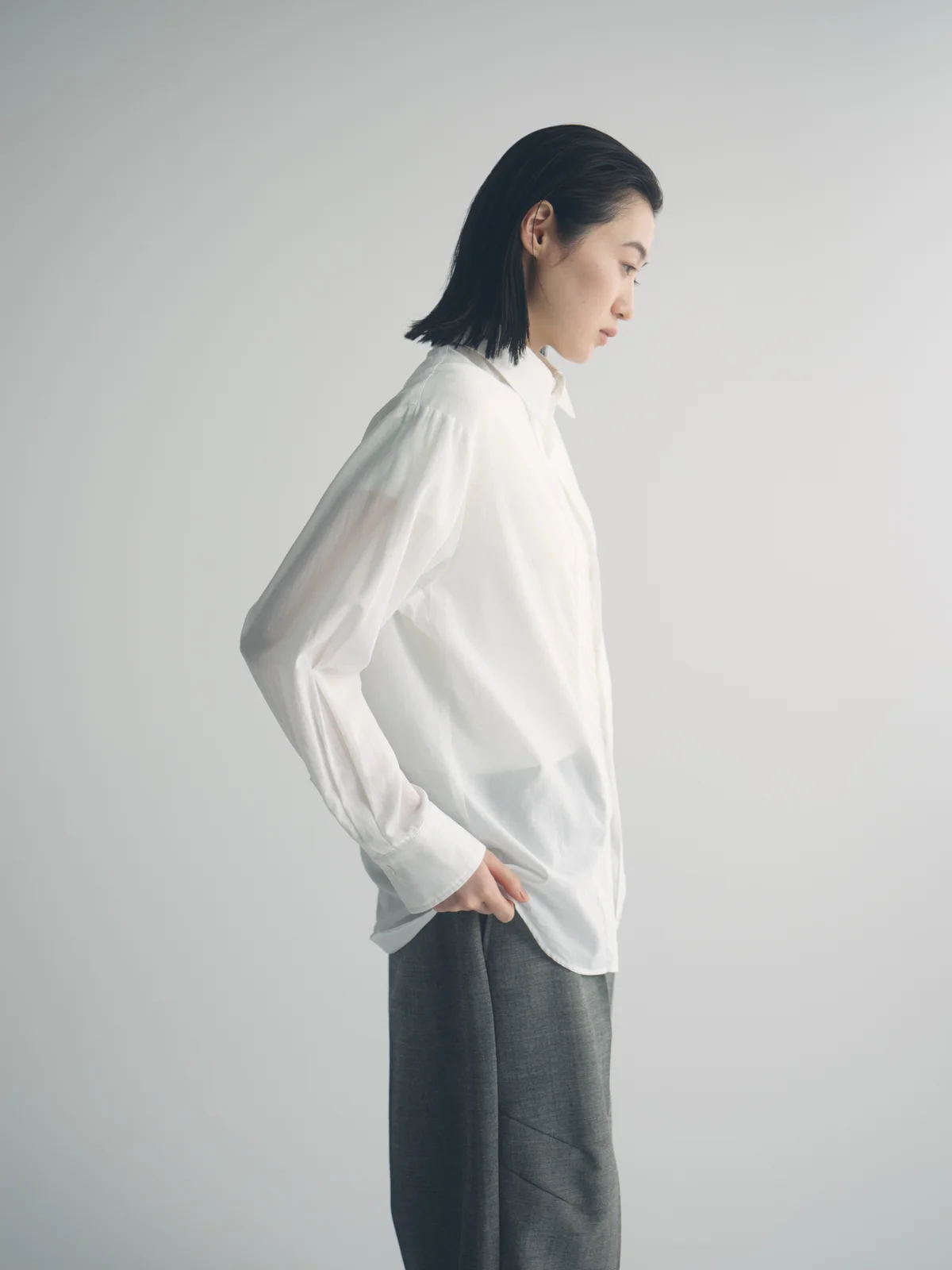 新生活にほしい名品、オロヒーのシャツの横から見た時の着用感