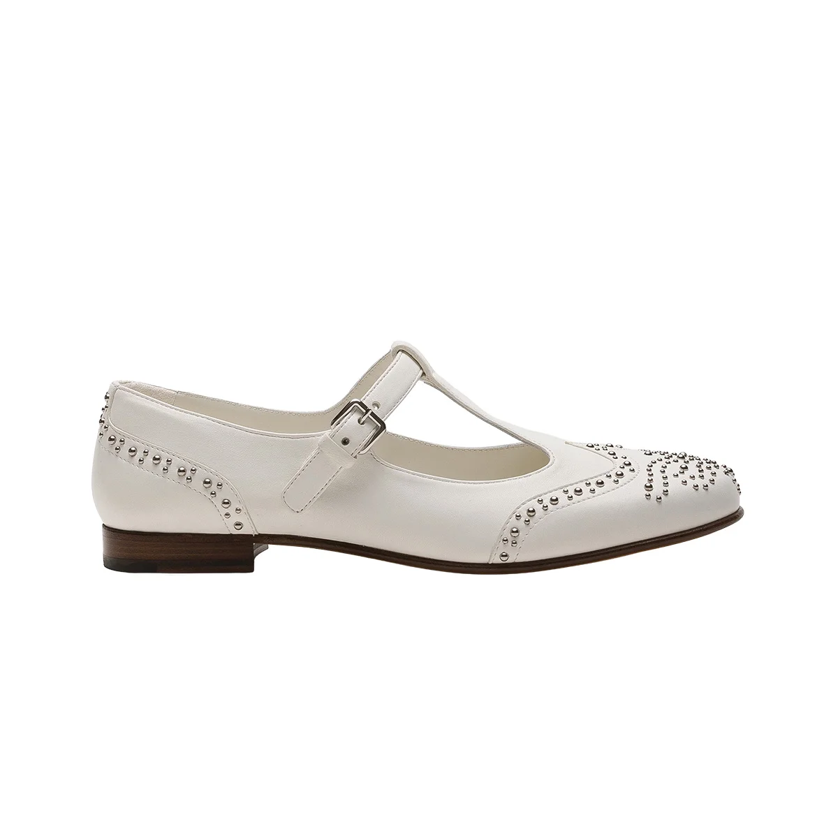 冬の装いをトーンアップする白靴。【チャーの画像_2