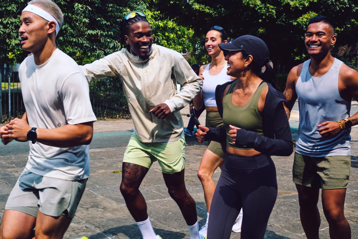 ルルレモン「Running Gives」キャンペーンビジュアル