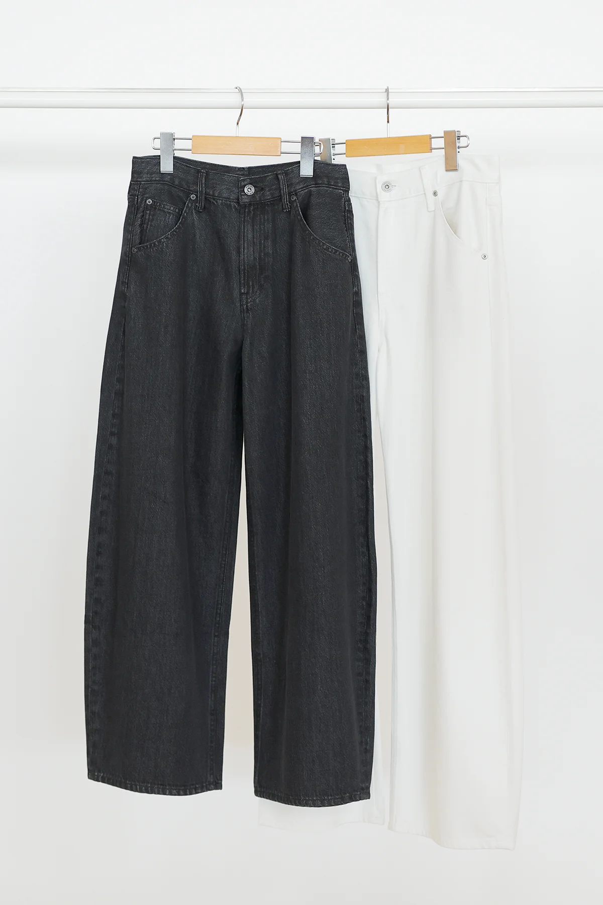 ユニクロのバギーカーブジーンズ08 DARK GRAYと00 WHITE