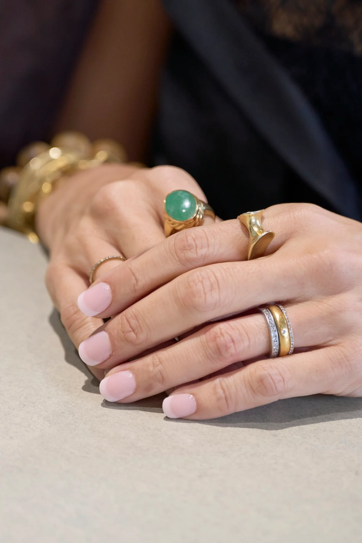 両手の薬指に輝くティファニーのエタニティリングは、二人の娘が誕生した2010年と2016年に購入したもの