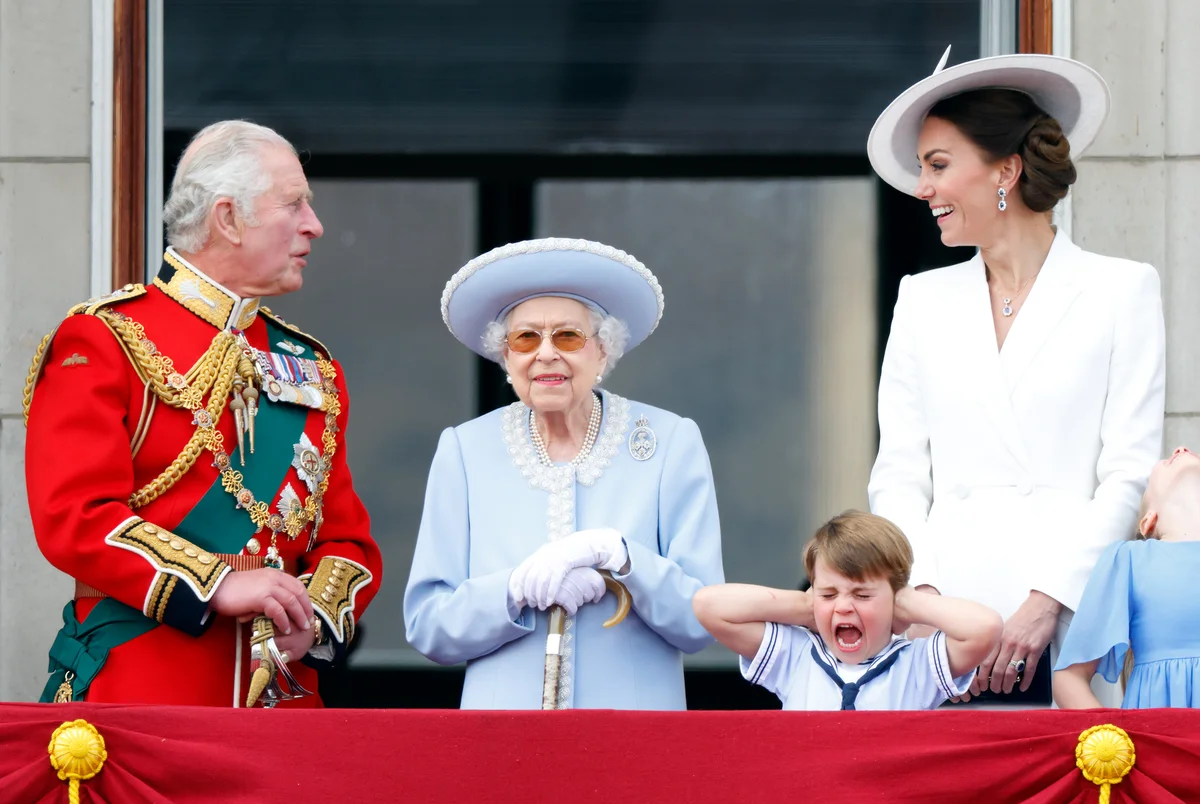 キャサリン皇太子妃、チャールズ国王、エリザベス女王、ルイ王子