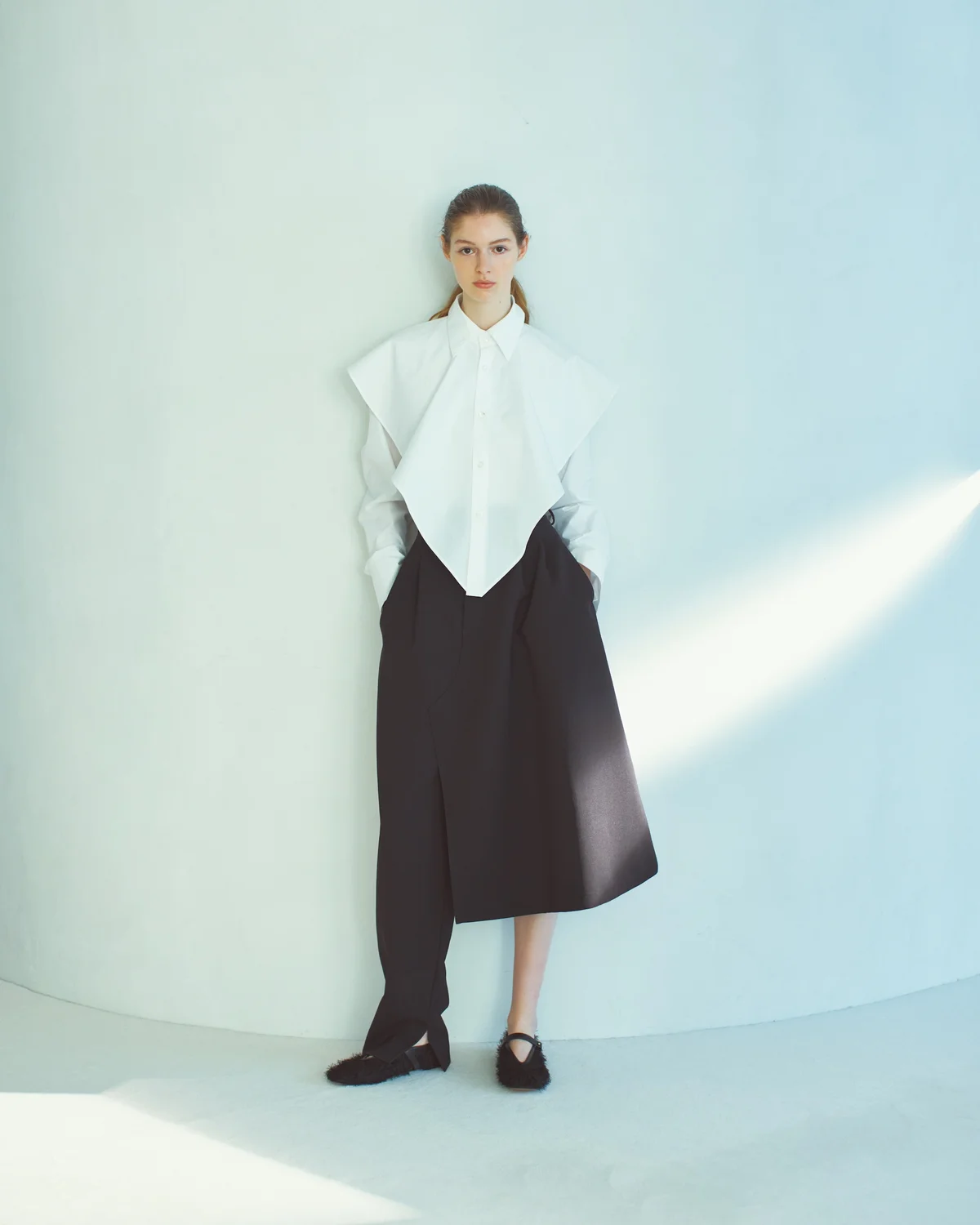 髙島屋スプリングキャンペーンで販売されるウジョーのブラウスとボトムスコーデ