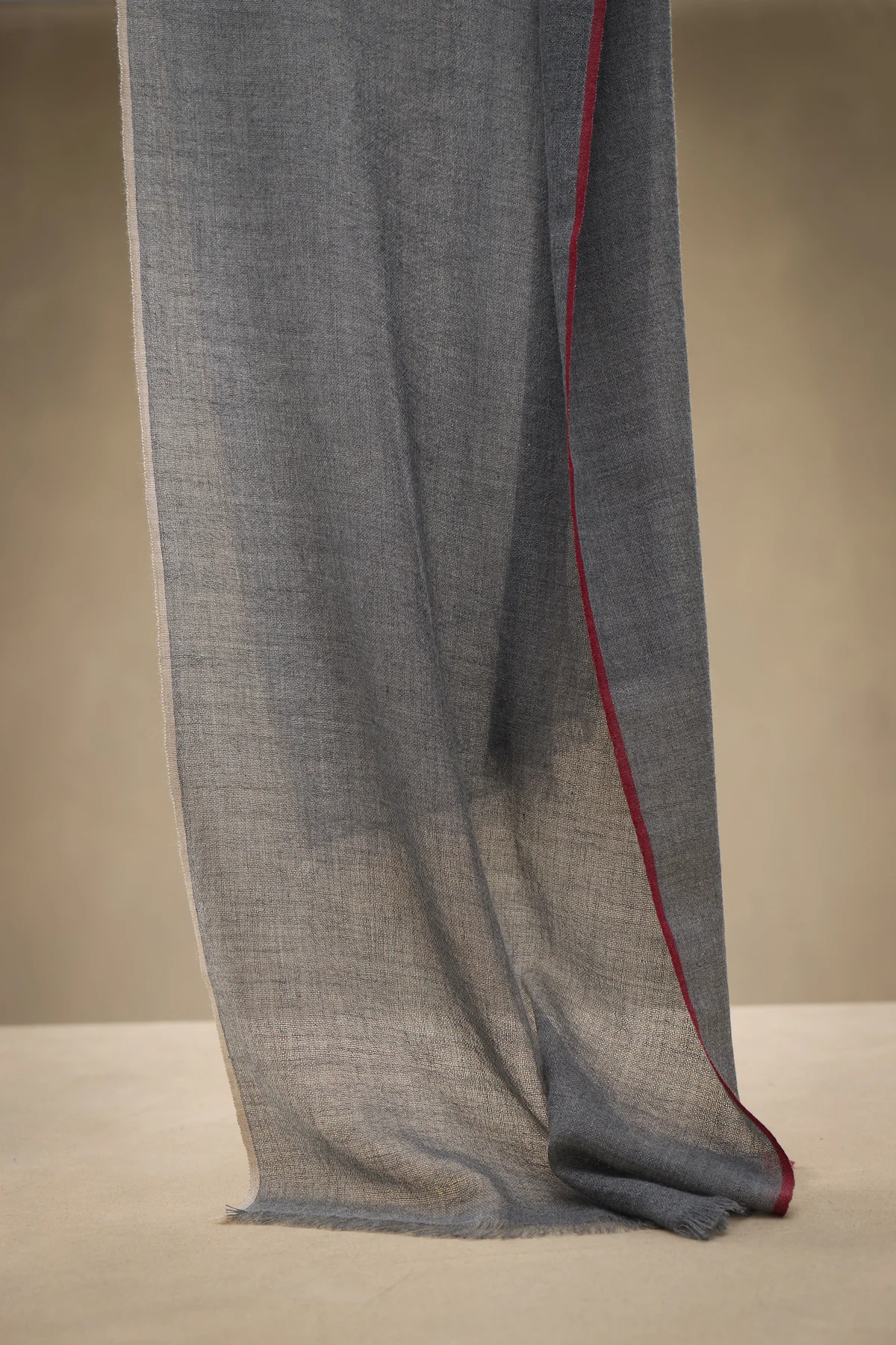 ブルネロ クチネリの「ヒマラヤ再生ファッションリビングラボ」で製作された、メンズスカーフ リミテッドエディション