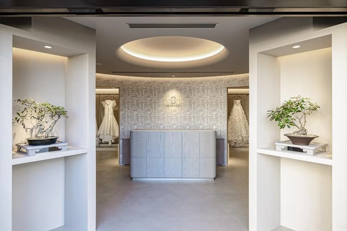 八芳園のドレスショップ。白金台プラチナ通り沿いにオープンした「The Bridal Boutique KOTOHOGI by HAPPO-EN」