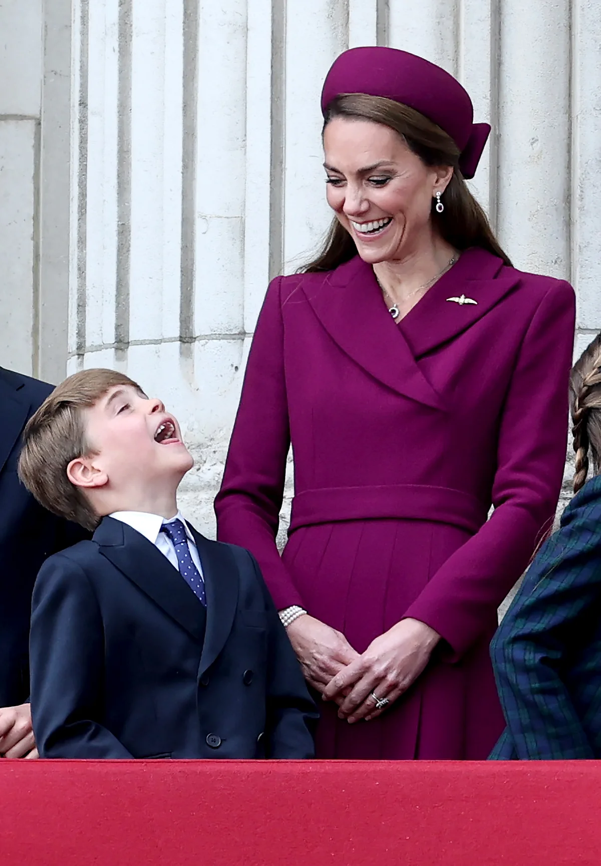 欧州戦勝記念日（VEデー）80周年の行事の後、バルコニーでふざけて見せるルイ王子