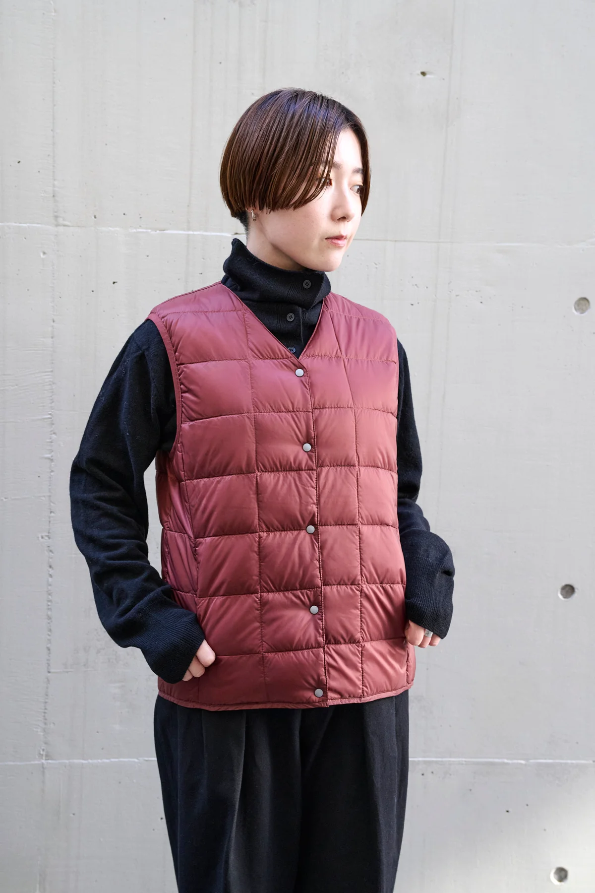 タイオンのベーシック Vネックボタン インナーダウンベスト