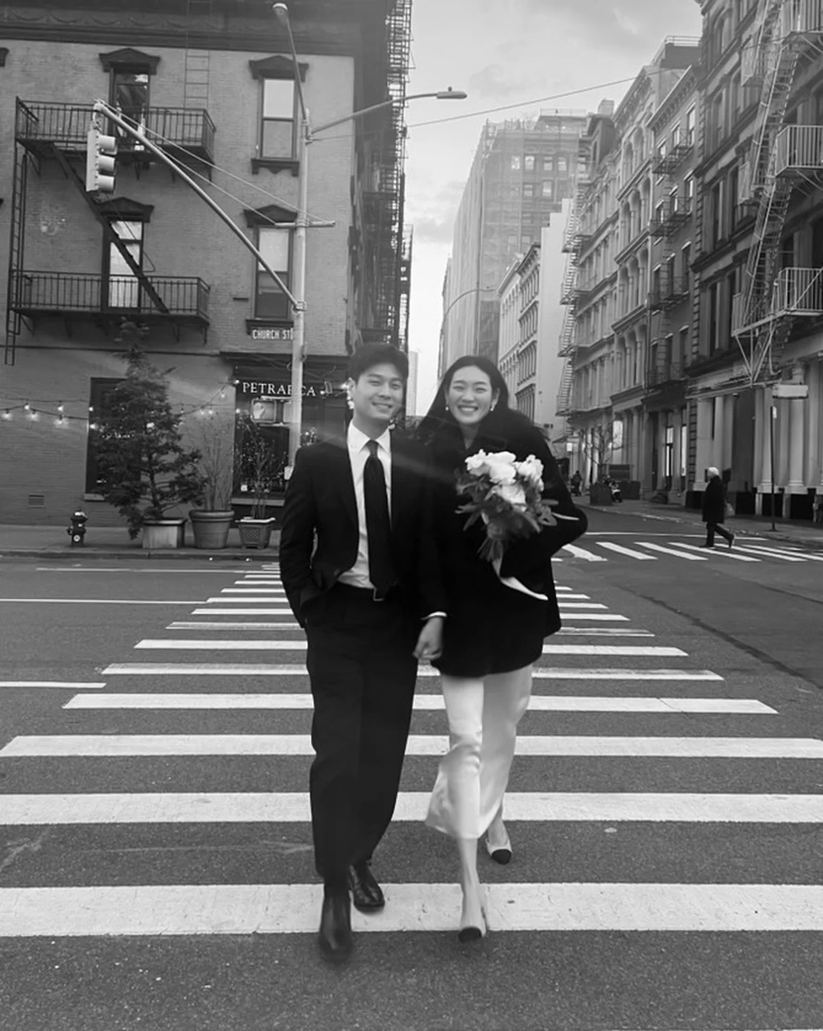 入籍を終えてNYの街を歩く、モデルCHIHARUさんとダニエル。