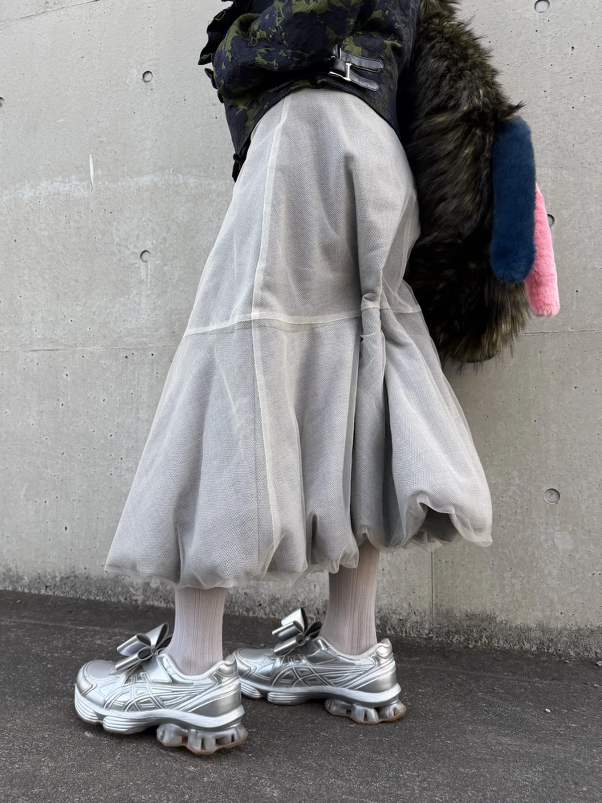 入口さんが着用したチカキサダのスカートルック　下半身寄り