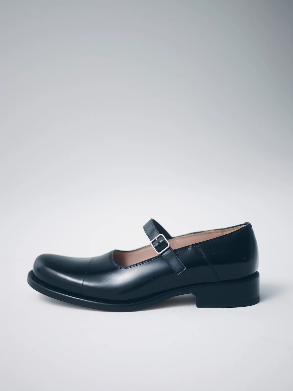 ザ・ロウのKai レザーメリージェーンのサイド部分