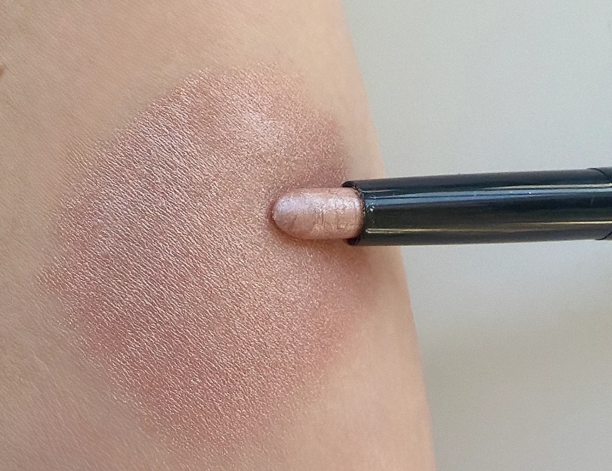 EX-2のピンクベージュ。下まぶたのきわや涙袋にもピタッと密着！