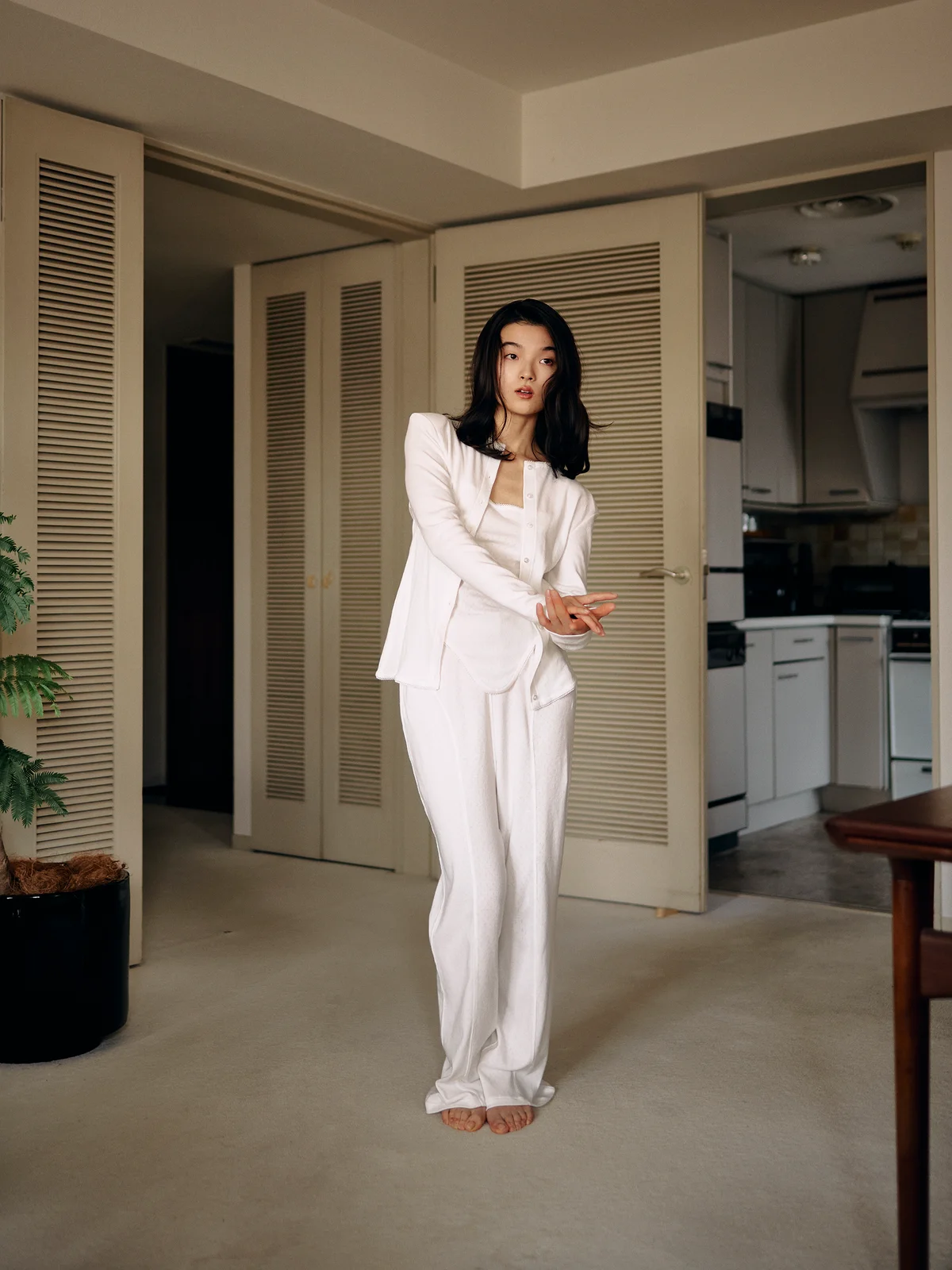 panのカーディガン&キャミソールを着用したモデル