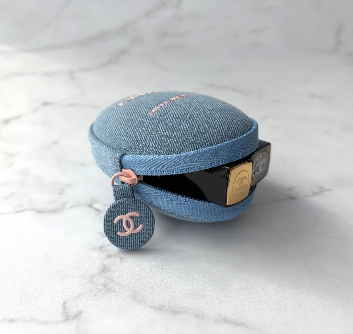 シャネル ラ クレーム マン デニムのポーチは小さなサイズ感が魅力