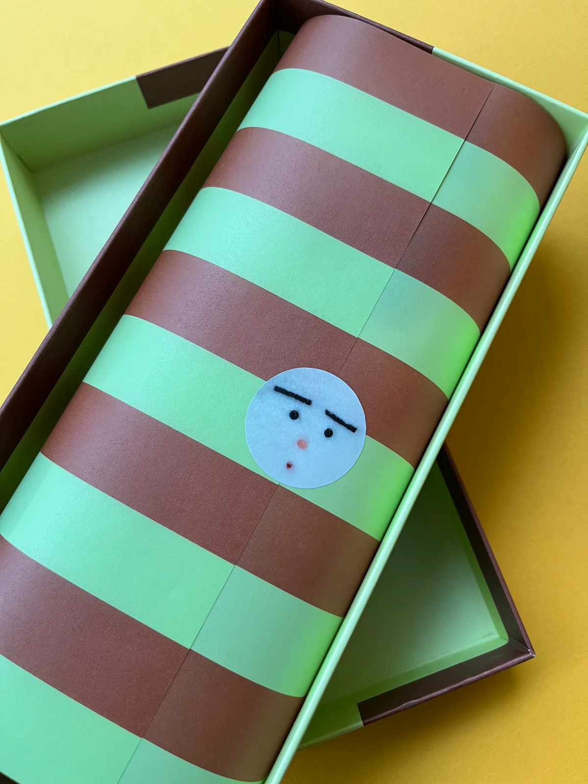 Almond Rocks 片岡メリヤス コラボレーション靴下 包装紙がストライプ