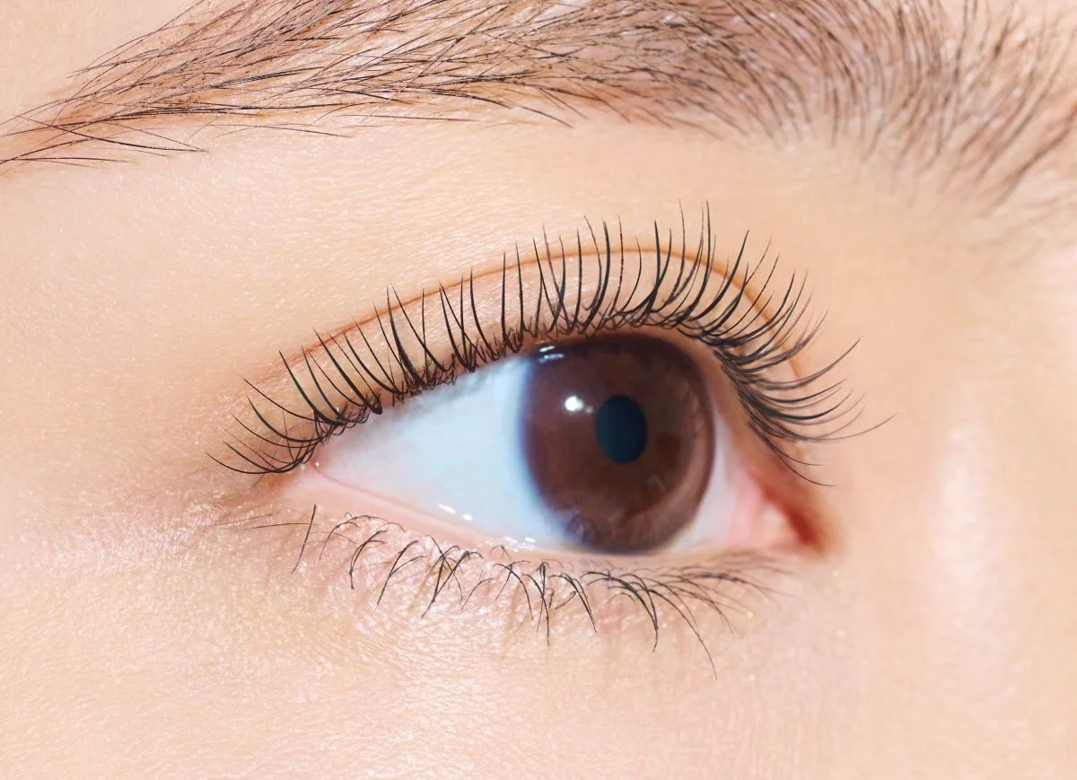白浮きせずに自然にまつげになじむ“クリアブラック”