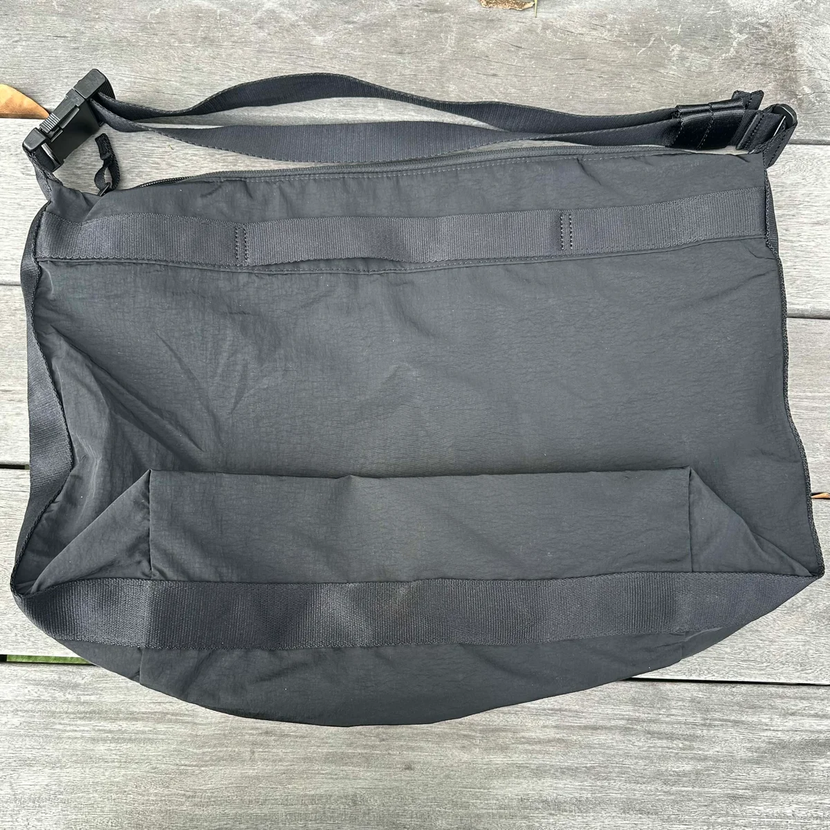 ユニクロ ユー「パッカブルショルダーバッグ」のマチとバックスタイル