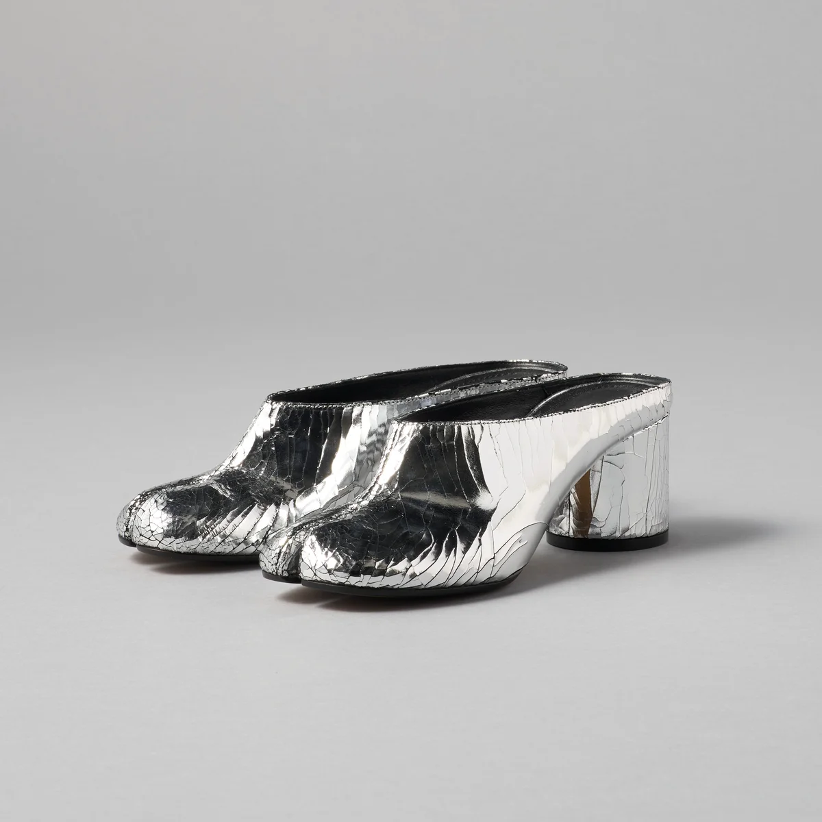 メゾン マルジェラの2026年春夏新作ミュール、「タビ」ブロークンミラー デコルティケミュール