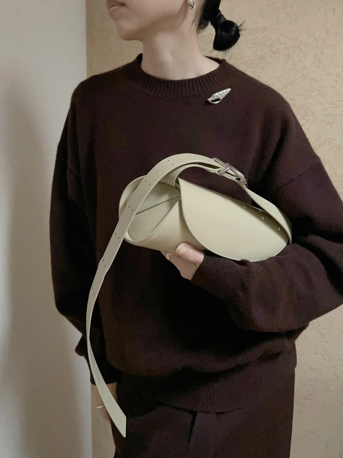 ジル サンダーのカンノーロバッグをクラッチのように抱えて