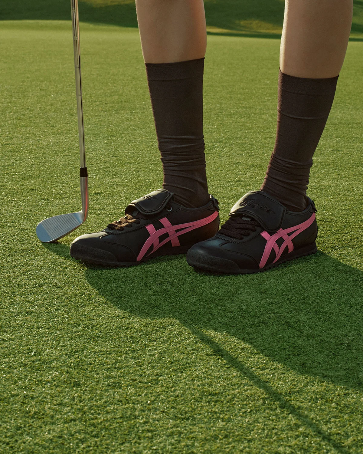 オニツカタイガーの新作ゴルフシューズ「MEXICO 66 GOLF」BLACK / DRAGON FRUIT