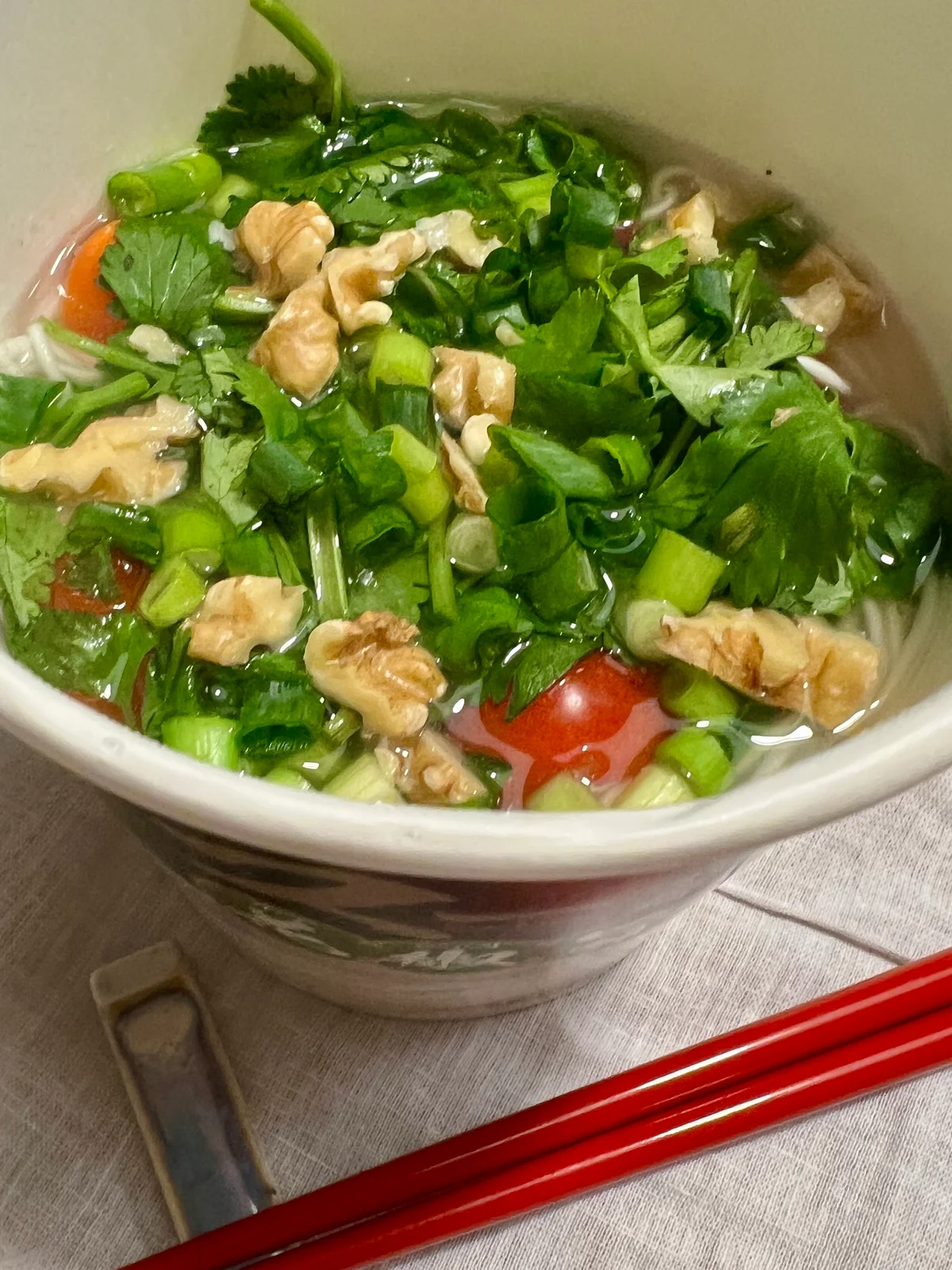 中華房 スー麺 花椒旨塩味をトマト、パクチー、小ネギ、クルミでアレンジ