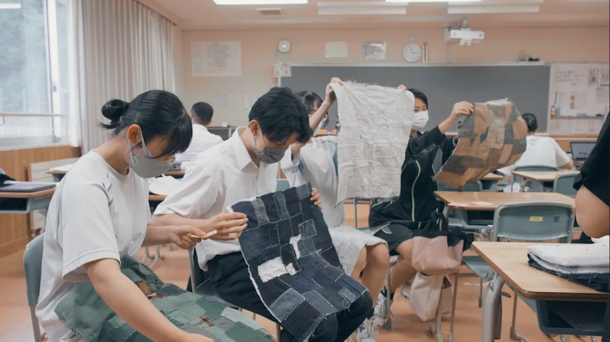 刺し子の技術指導を受ける岩手県立釜石商工高等学校の生徒たち