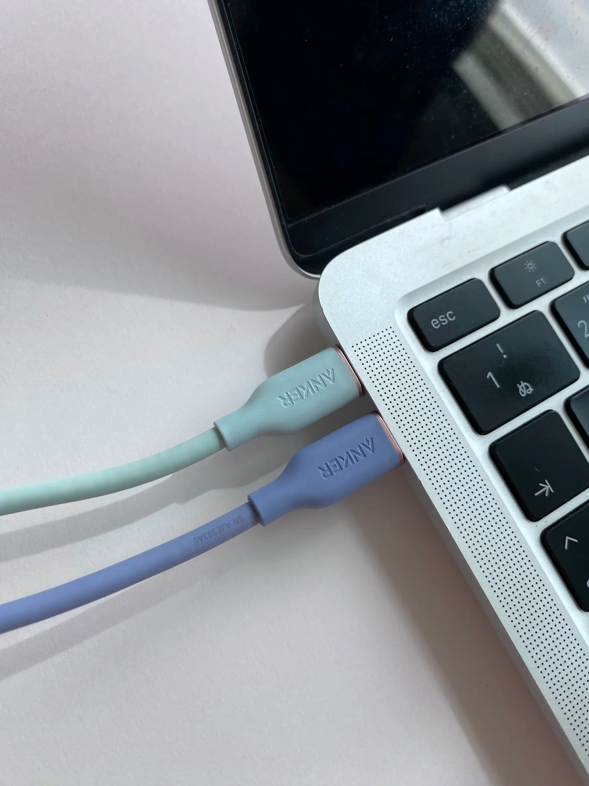 Anker PowerLine III FlowシリーズのケーブルをPCにさしている様子