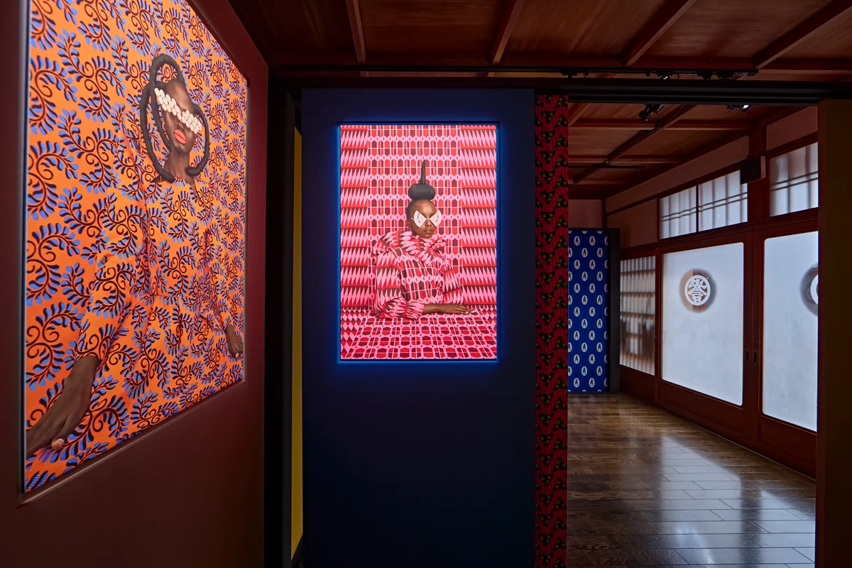 KYOTOGRAPHIEにて開催中のタンディウェ・ムリウ〈Camo〉展示風景