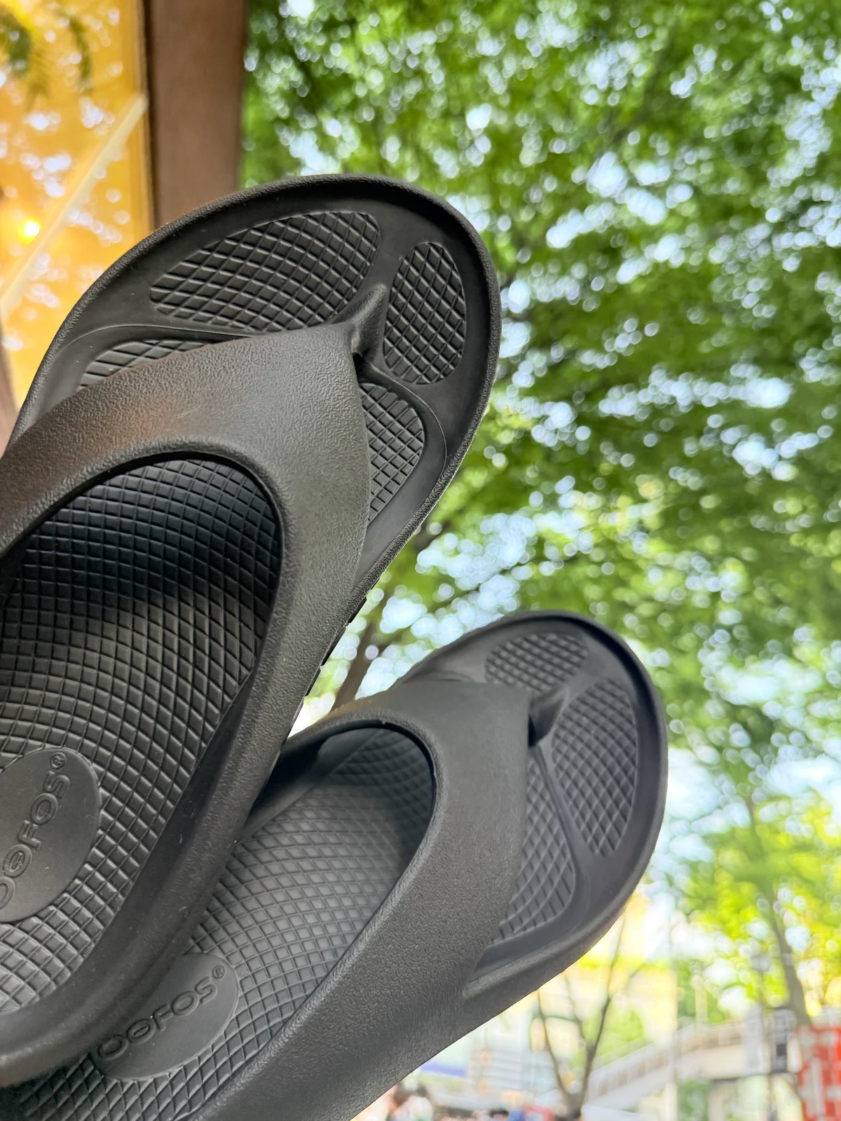 遠出の散歩にも最適なウーフォスプラスサンダル、トングタイプ