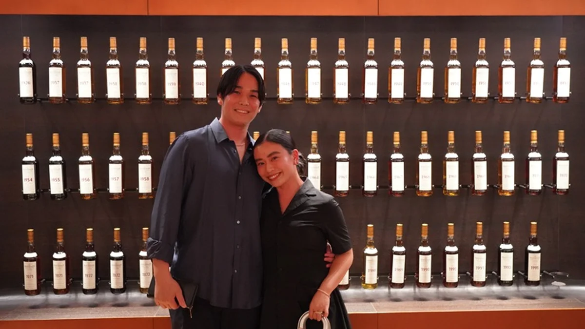 旅行中の飯島さん夫婦。入社祝いにパートナーが贈ったのはリモワのスーツケース。大切なトランクを携えて、これからもふたりで世界を巡る