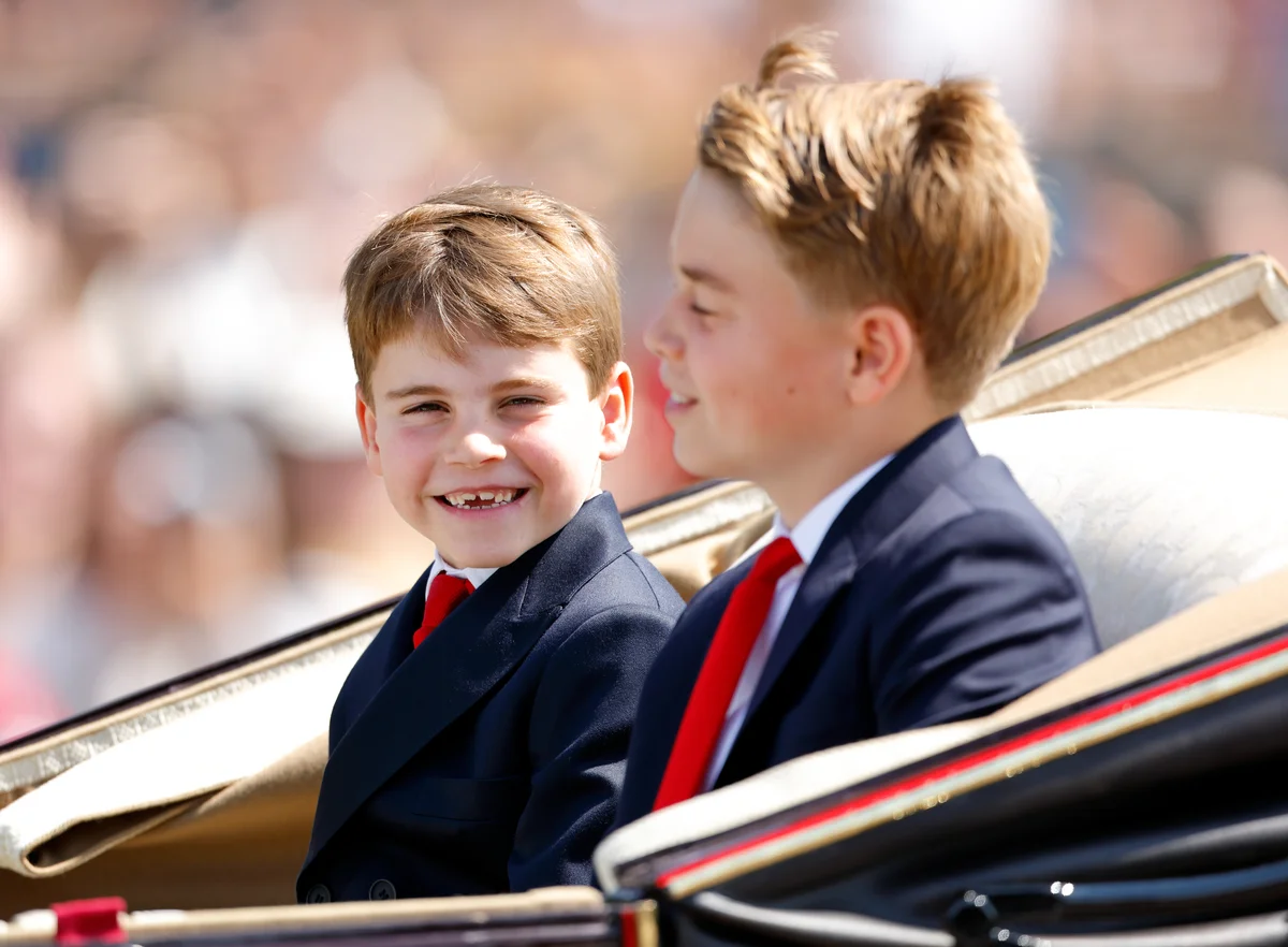 「トゥルーピング・ザ・カラー2025」でジョージ王子と馬車に乗り、笑顔を見せるルイ王子
