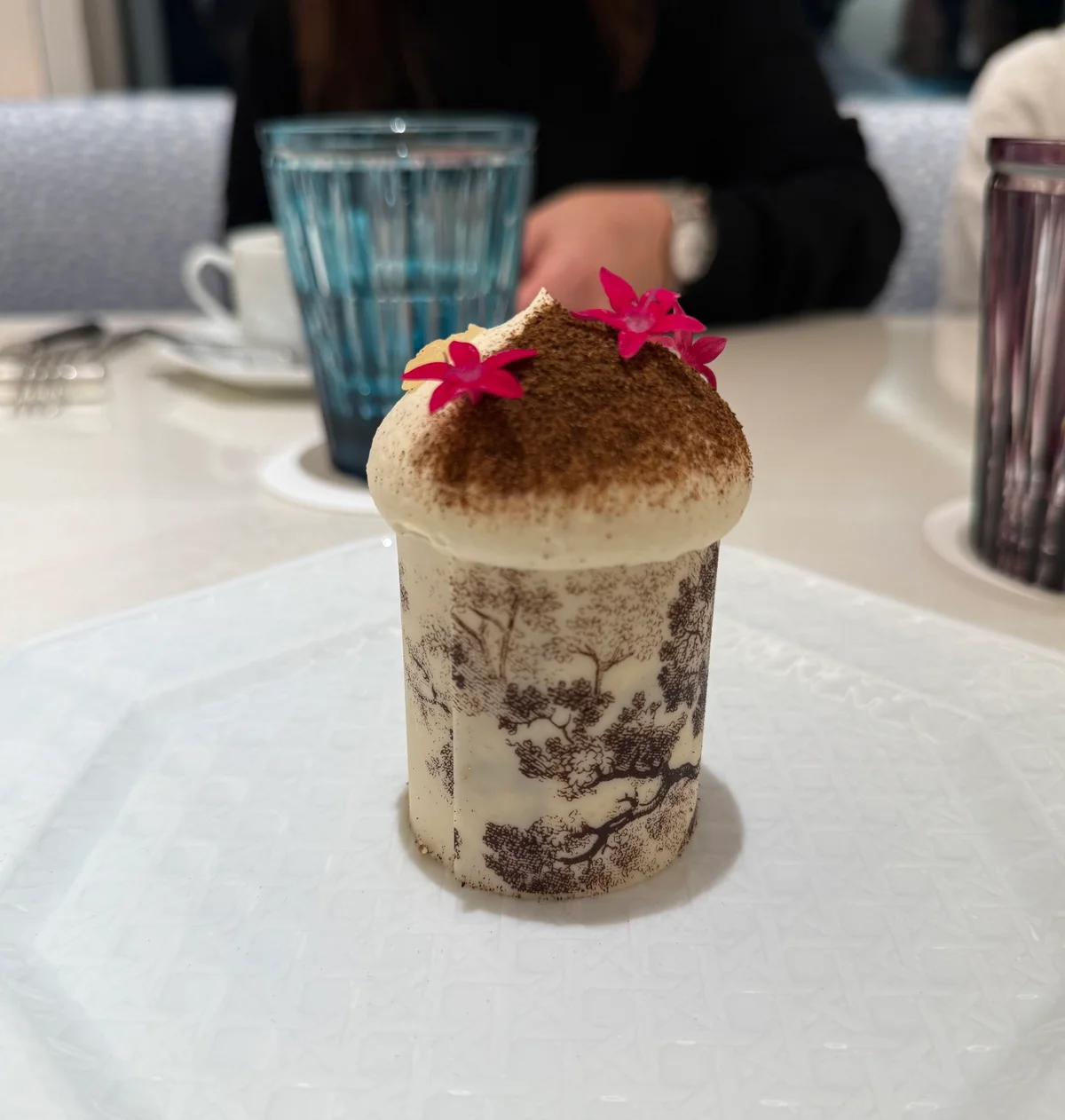 超お気に入りのケーキ「ル グランヴィル」を食べて欲しい。「カフェ ディオール by アンヌ＝ソフィー・ピック バンブー パビリオン」