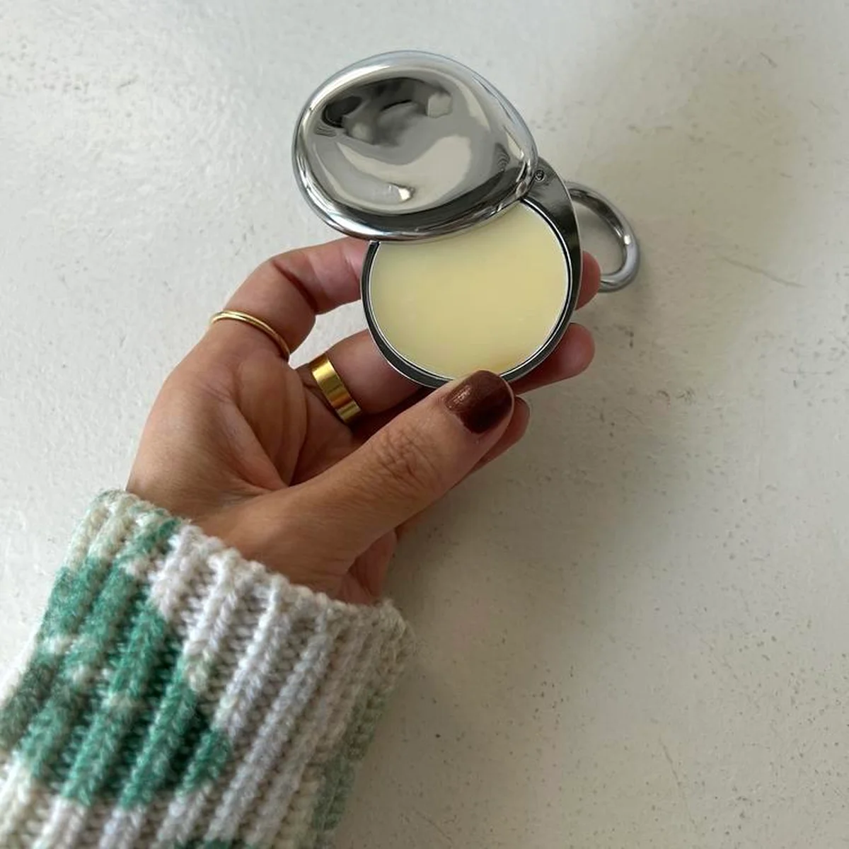 ネイル&リップバーム GIU YOUR BALMをバッグを手に取ったところ