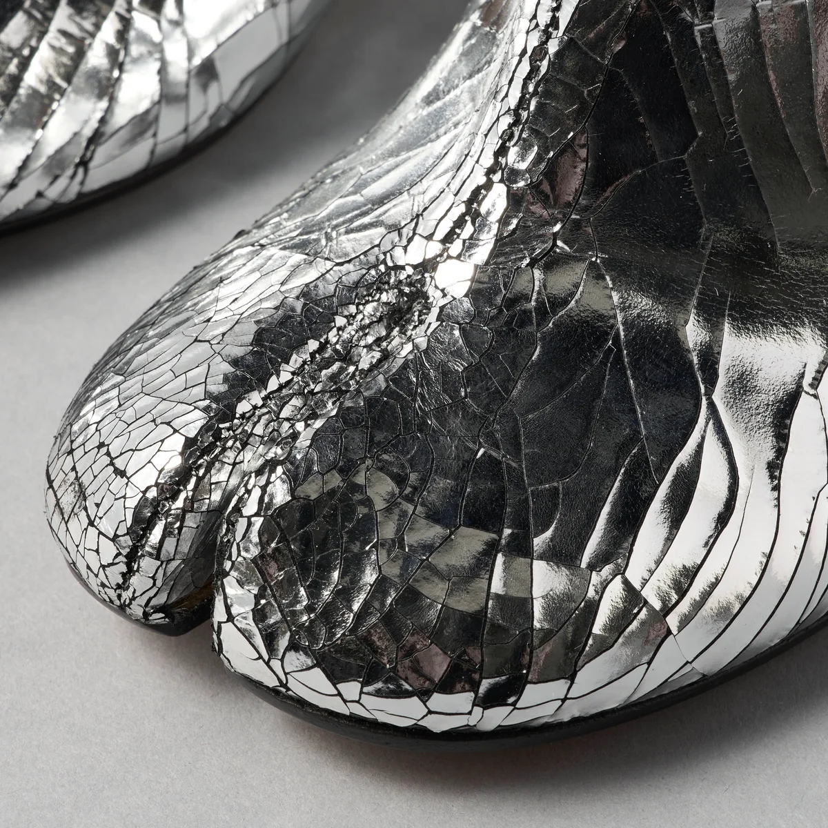 メゾン マルジェラの2026年春夏新作ミュール、「タビ」ブロークンミラー デコルティケミュール