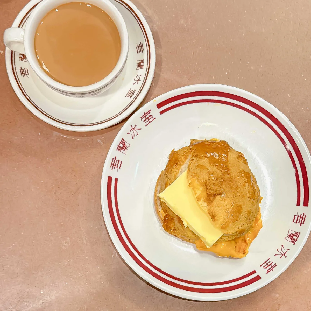 『君蘭冰室』で菠蘿油(パイナップルパンのバタースライスサンド)をオーダー