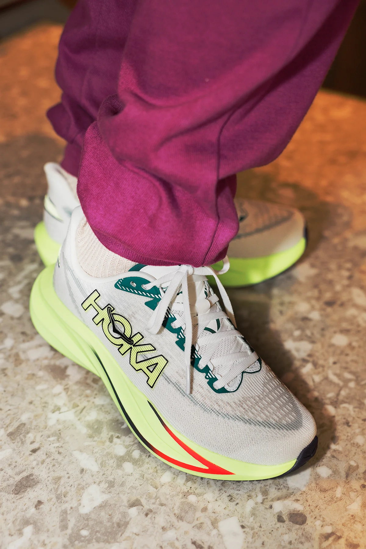 ホカのMACH 7スニーカーをサイドから見たところ