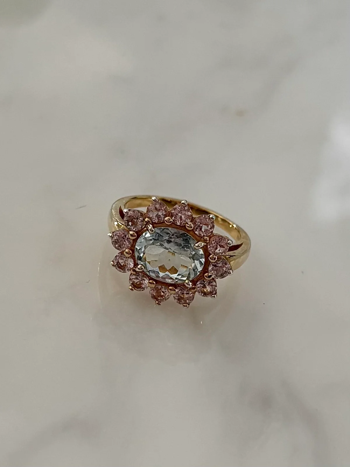 フミオ マキノのアクアマリンとモルガナイトのリングを机に置いた画像