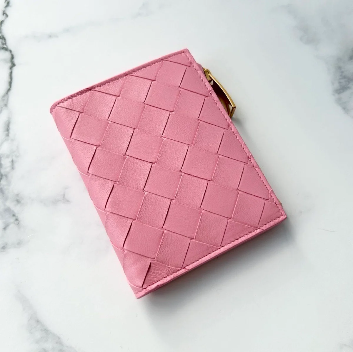 ボッテガ・ヴェネタのピンク色の財布の写真