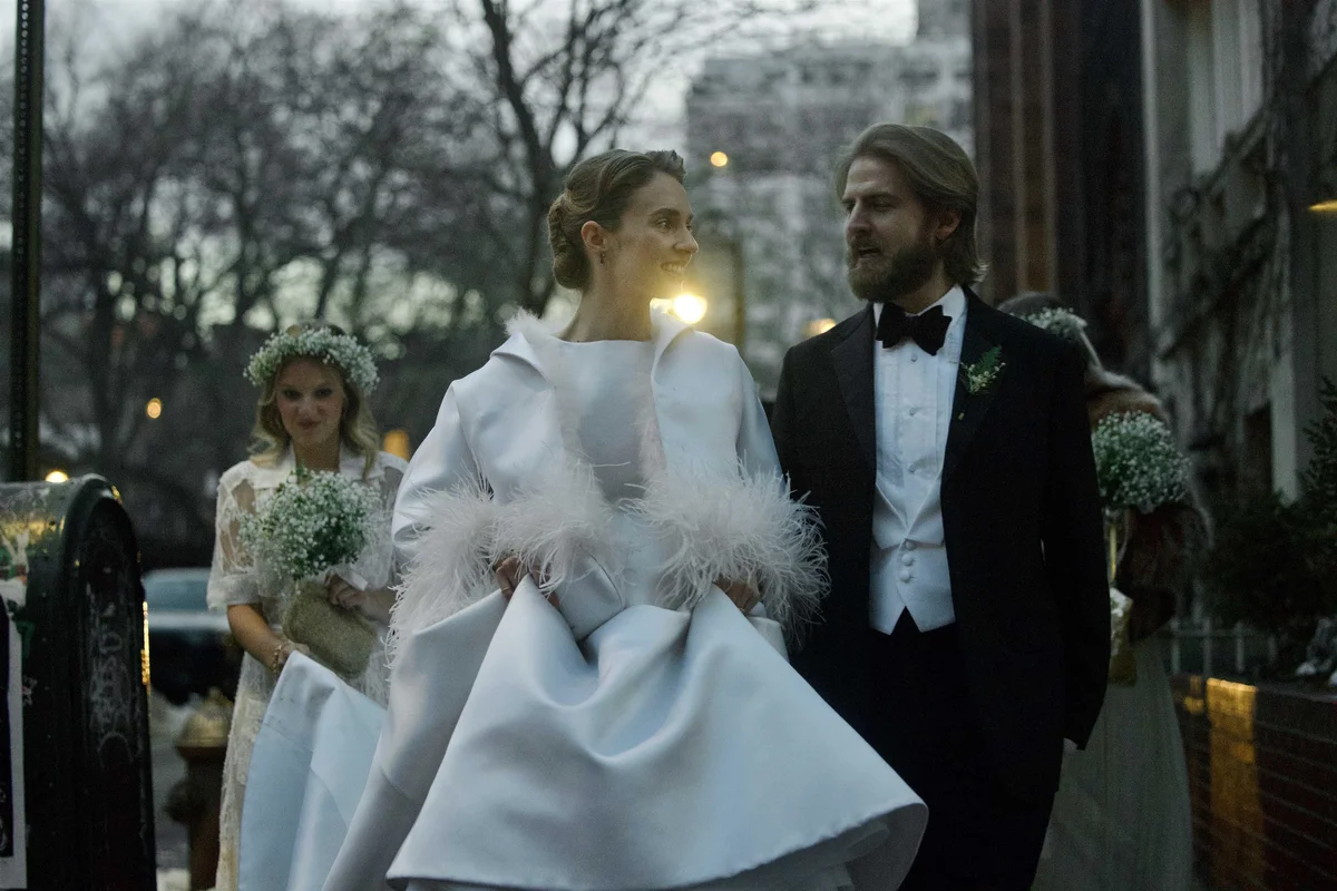 結婚式を挙げたマヤ・ホークとクリスチャン・リー・ハトソン